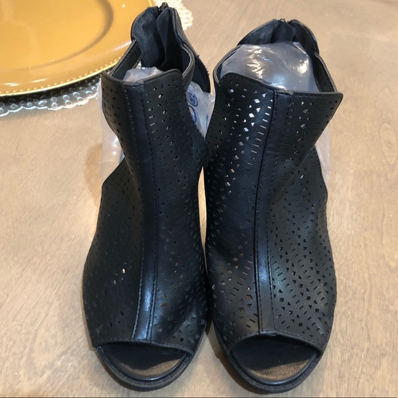 NWOT Qupid Laser Cut Open Toe Sandal Booties Heels - Picture 2 of 8